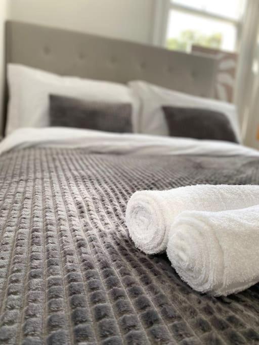 Апартаменты Flat 3 Gr 1 Bedroom 3 Mins Walk Mile End Station