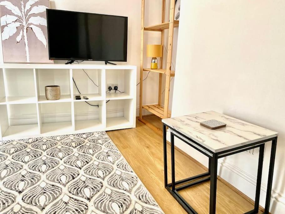 Flat 3 Gr 1 Bedroom 3 Mins Walk Mile End Station Londra